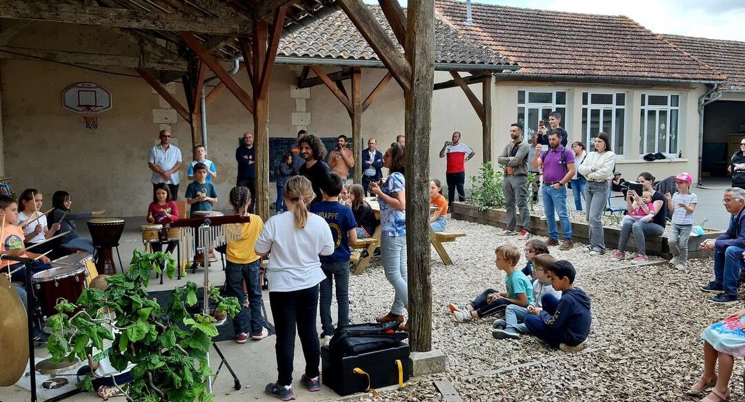 Les écoliers ont inauguré leur jardin partagé :)